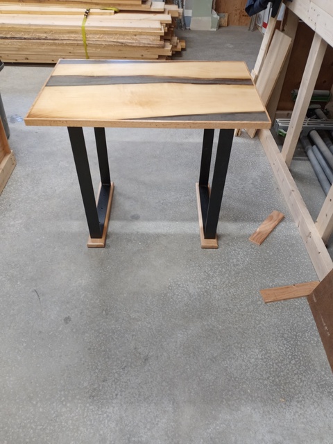 Table rivière (bois, acier et époxy)
22"(l) x 32"(L) x 26"(h)

175.00$ cad